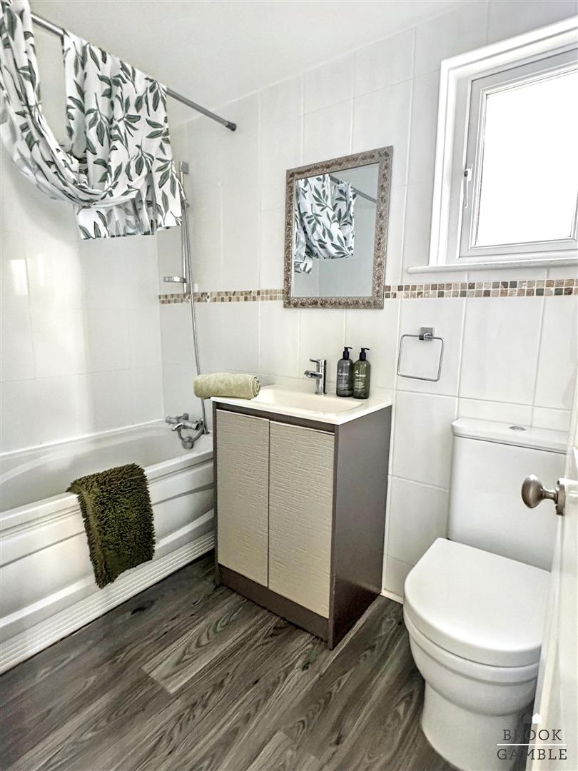 2 Bedroom Flat. Beach Road in Eastbourne,  13